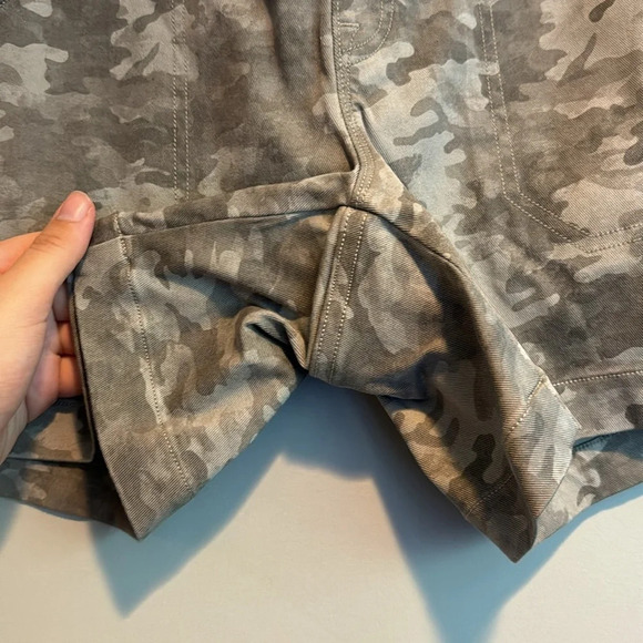 Spanx Stretch Twill Shorts Stone Washed Camo Size Small - Picture 9 of 11